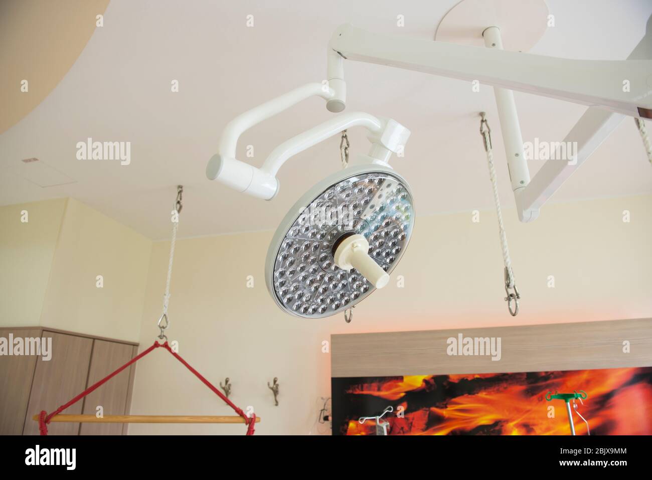 Apparecchiature chirurgiche e dispositivi medici moderni in sala operatoria. Luci chirurgiche sala operatoria. Foto Stock