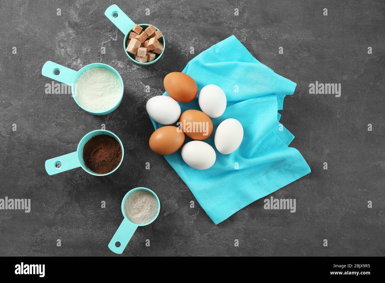 Set di utensili e prodotti su sfondo grigio. Corsi di cucina Foto Stock