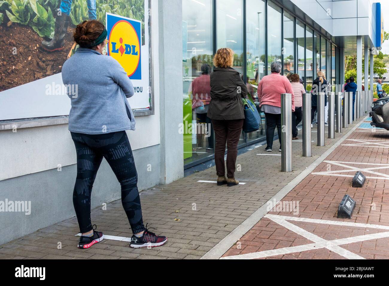 Clonakilty, West Cork, Irlanda. 30 Apr 2020. C'era una coda per entrare nel supermercato Lidl, Clonakilty oggi per limitare la quantità di persone nel negozio a causa della pandemia di Covid-19. Credit: AG News/Alamy Live News Foto Stock