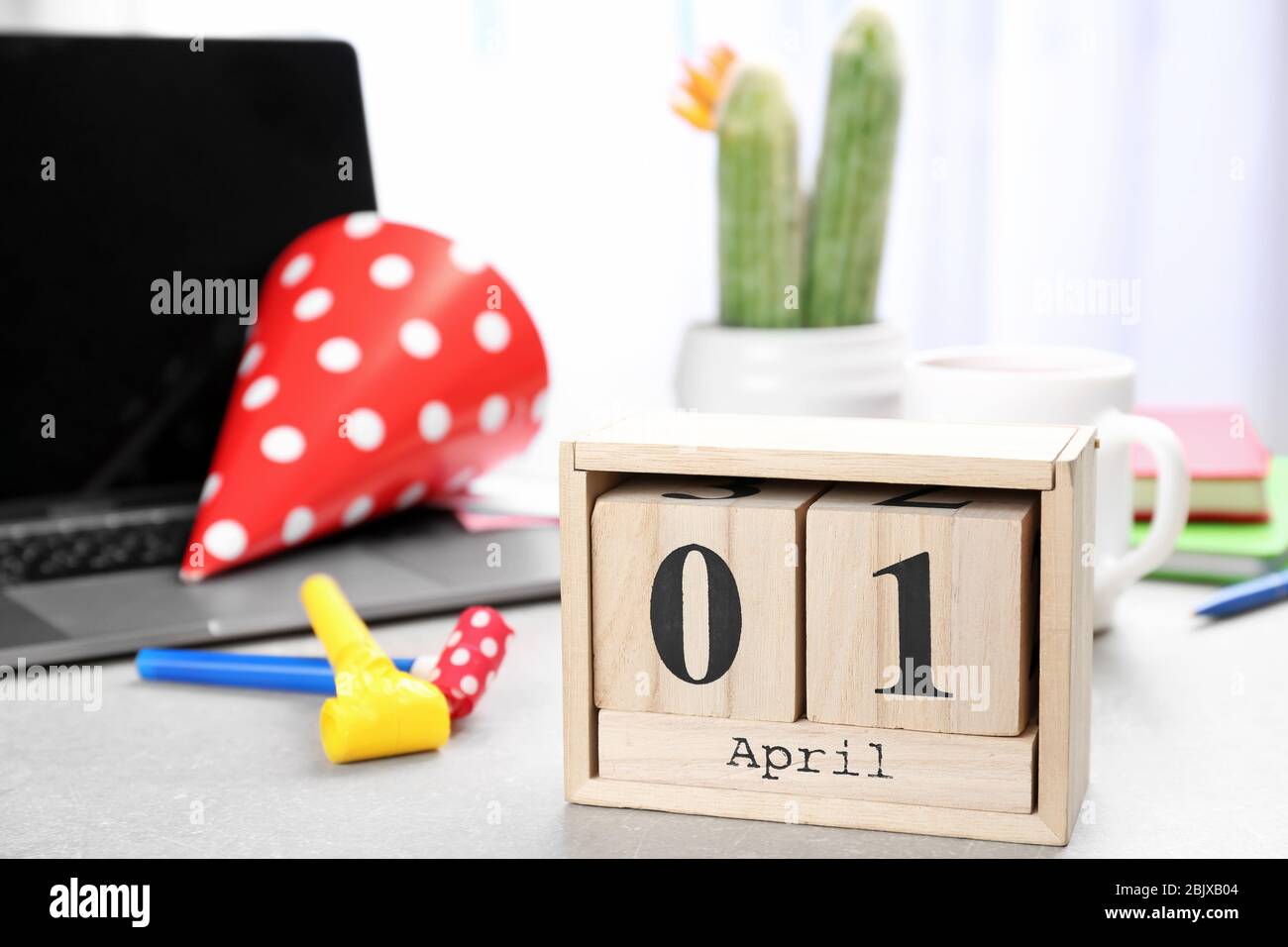 Bloccare il calendario sul tavolo dell'ufficio. Festa dello sciocco di aprile Foto Stock