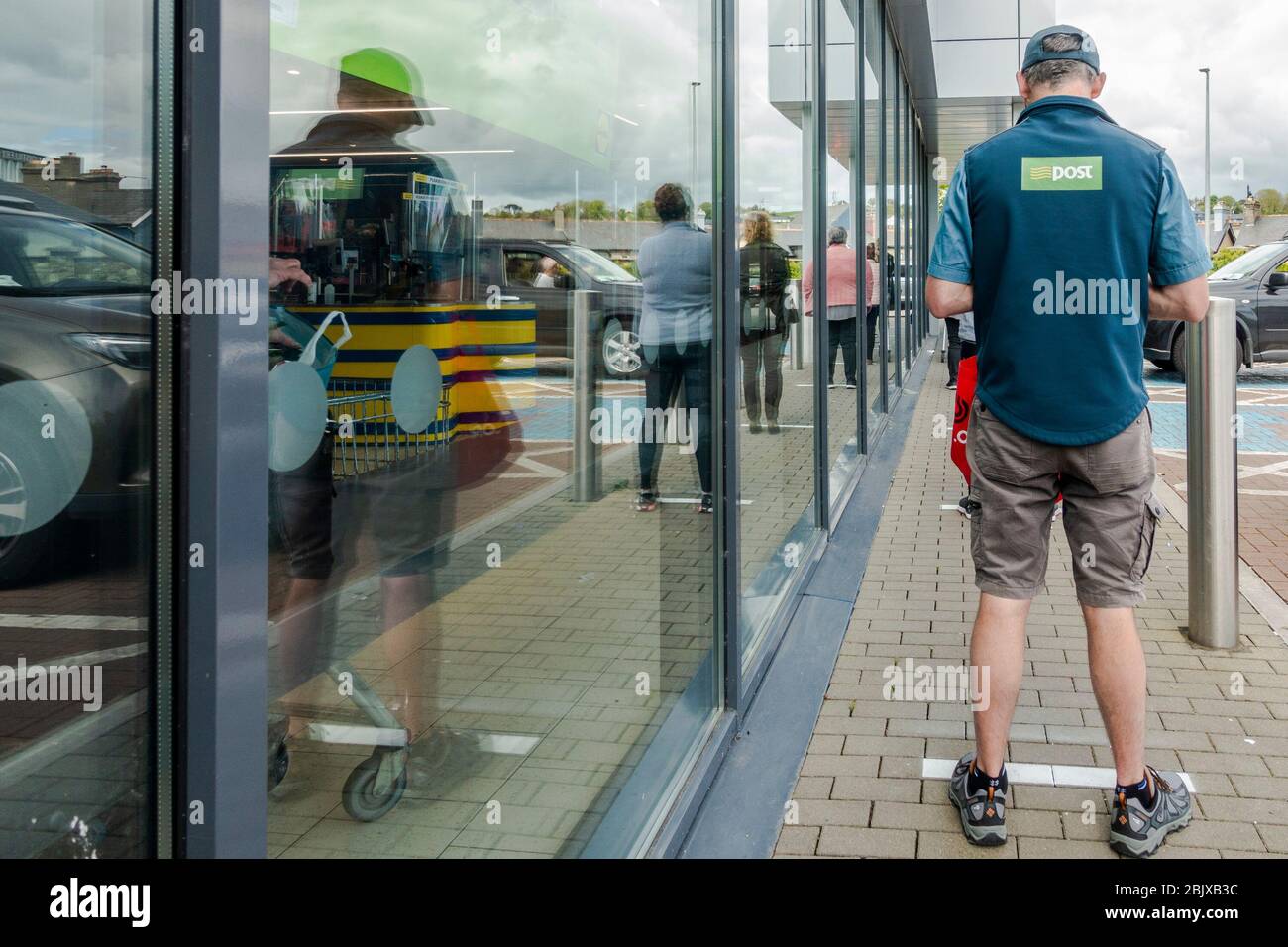 Clonakilty, West Cork, Irlanda. 30 Aprile 2020. C'era una coda per entrare nel Lidl Supermarket, Clonakilty oggi per limitare la quantità di persone iin negozio a causa della pandemia Covid-19. Credit: AG News/Alamy Live News Foto Stock