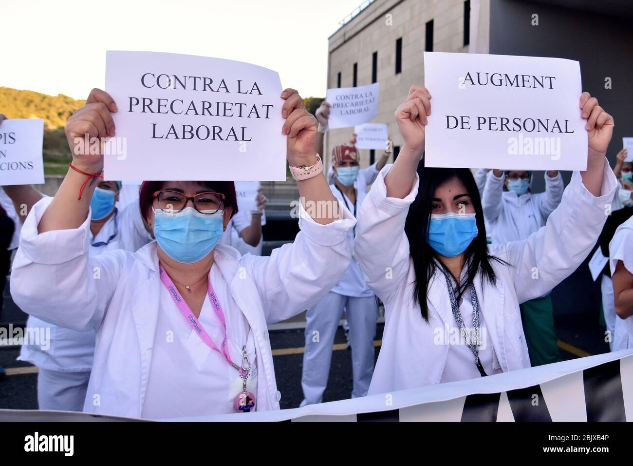 Gli operatori sanitari hanno i cartelli durante la dimostrazione.il personale sanitario dell'ospedale Vendrell è uscito per protestare contro l'attuale situazione lavorativa e ha chiesto al 'Xarxa Santa Tecla' che gestisce l'ospedale gli incentivi salariali che avevano prima di essere aumentato del 5% e anche richiesto più dispositivi di protezione individuale per essere in grado di evitare la diffusione di coronavirus. Foto Stock