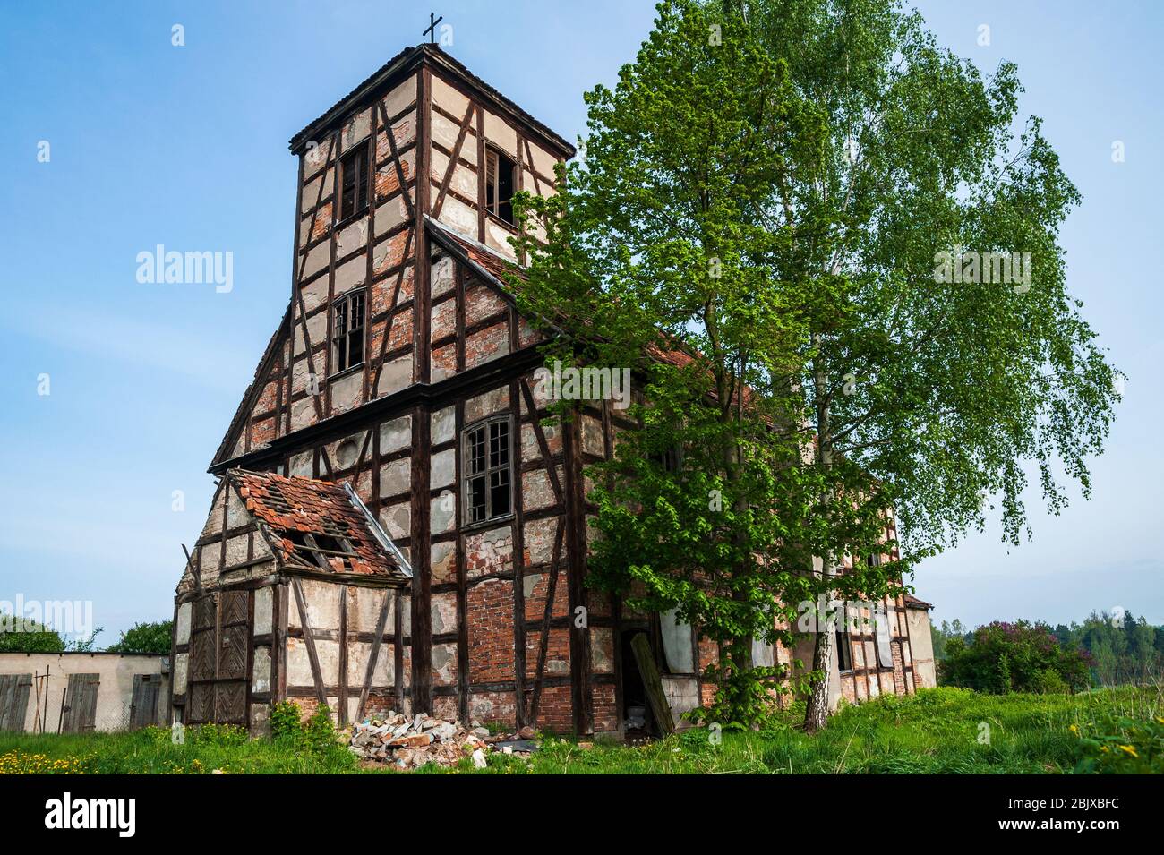 Rovine della chiesa evangelica abbandonata fatta come fachwerk - un tipo di muro di scheletro in legno. Casa a graticcio con legno e mattoni rossi. Foto Stock
