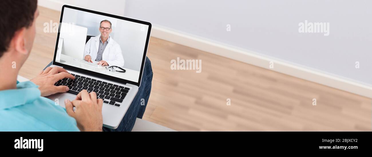 Webinar on line Video Consulenza con Doctor on computer Foto Stock