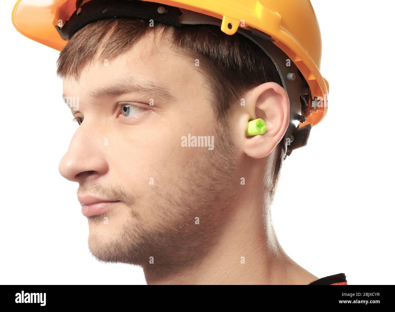 Lavoratore maschile con tappo auricolare su sfondo bianco. Dispositivi di protezione dell'udito Foto Stock