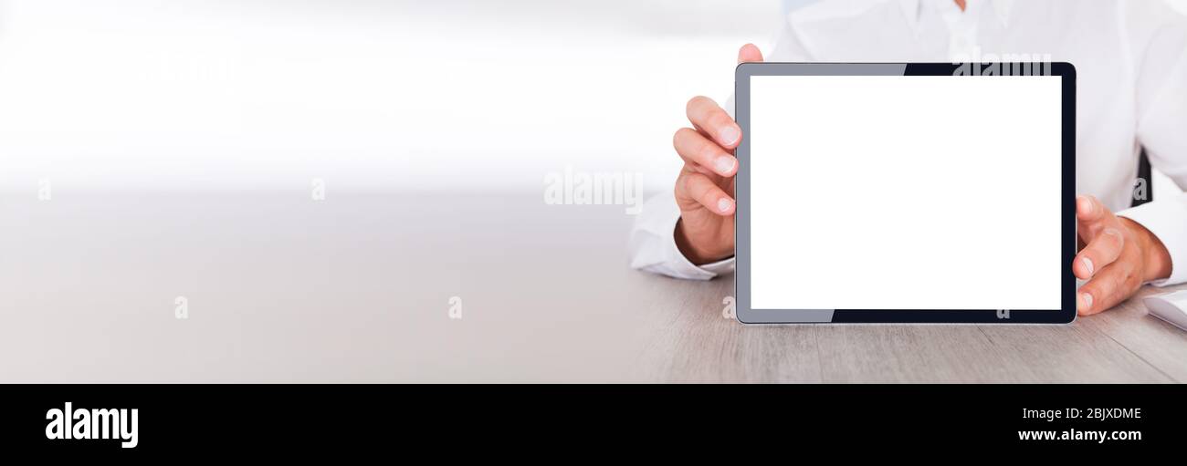 Mano che tiene vuoto il computer digitale Tablet screen Foto Stock