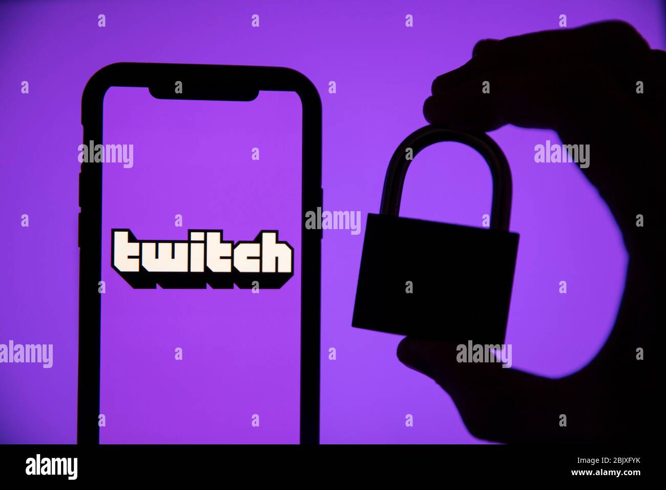 LONDRA, Regno Unito - Aprile 30 2020: Logo Twitch Live stream gaming con lucchetto Foto Stock