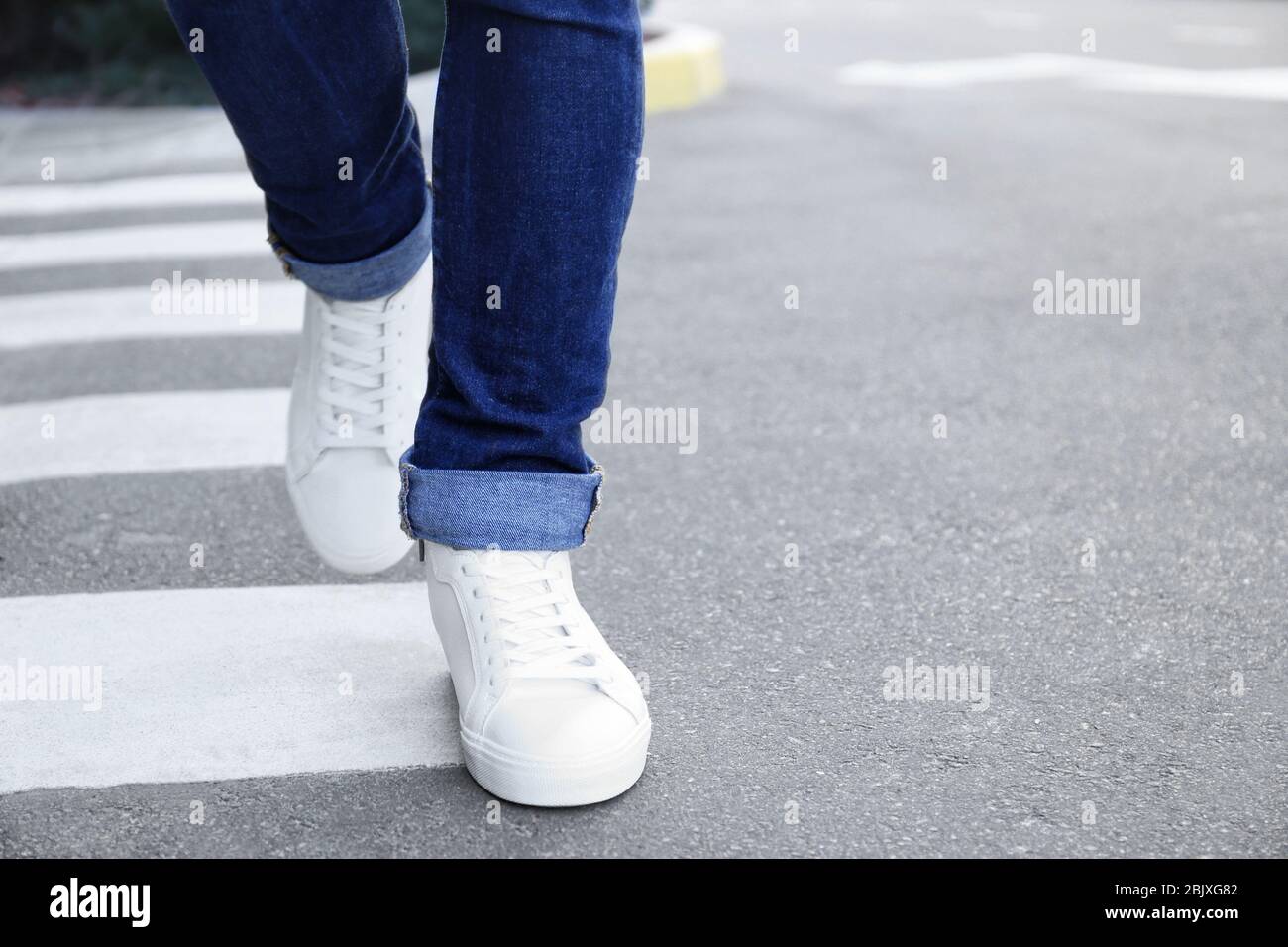 Uomo elegante con scarpe bianche che cammina attraverso la strada della  città Foto stock - Alamy