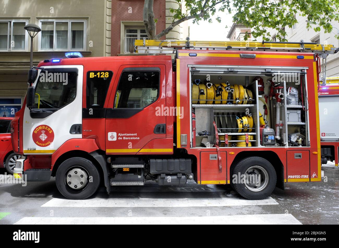 Intervento dei vigili del fuoco di Barcellona, il vigile del fuoco di Barcellona si trova in una casa pianeggiante sulla via amigó, Barcellona. Spagna, Foto Stock