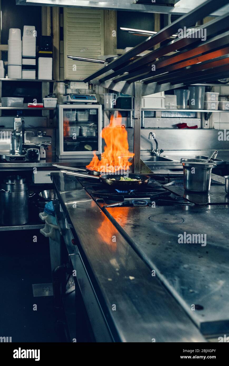 Padella sul fuoco in cucina Foto Stock