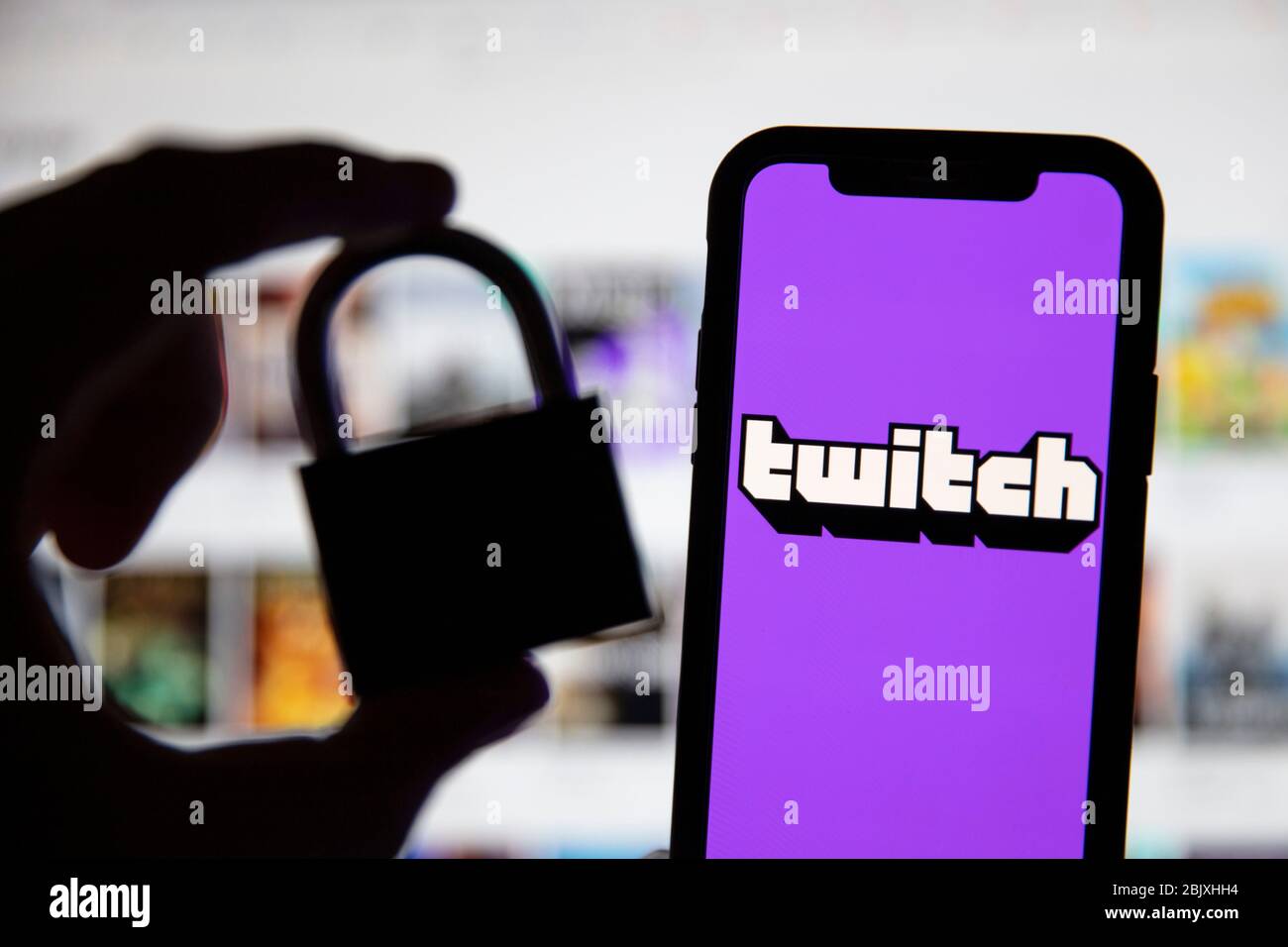 LONDRA, Regno Unito - Aprile 30 2020: Logo Twitch Live stream gaming con lucchetto Foto Stock