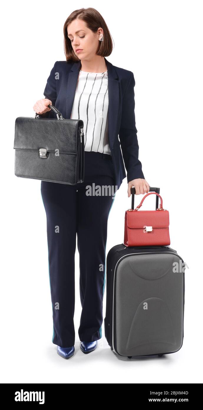 Triste imprenditrice con diverse borse su sfondo bianco. Concetto di equilibrio tra il lavoro e il tempo libero Foto Stock