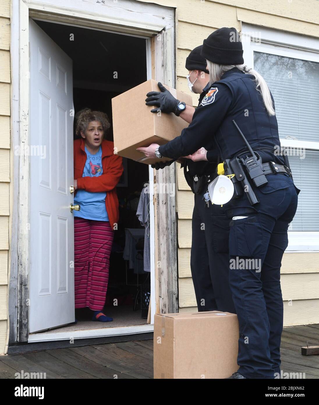 Mount Pleasant, Wisconsin, Stati Uniti. 30 Aprile 2020. Al poliziotto, tra cui MATT KWAPIL e RACHEL GARDINIER sono state consegnate 800 scatole di cibo da regalare a tre case di polizia comunitaria (COP) di quartiere a Mount Pleasant e Racine, Wisconsin Giovedi 30 aprile 2020. SC Johnson, con sede a Racine, pagò Piggly Wiggly di Malicki, un negozio di alimentari locale per mettere insieme i pacchetti alimentari. Tutte le scatole non consegnate dovevano essere donate a rifugi locali e ad altre agenzie. Credit: Mark Hertzberg/ZUMA Wire/Alamy Live News Foto Stock