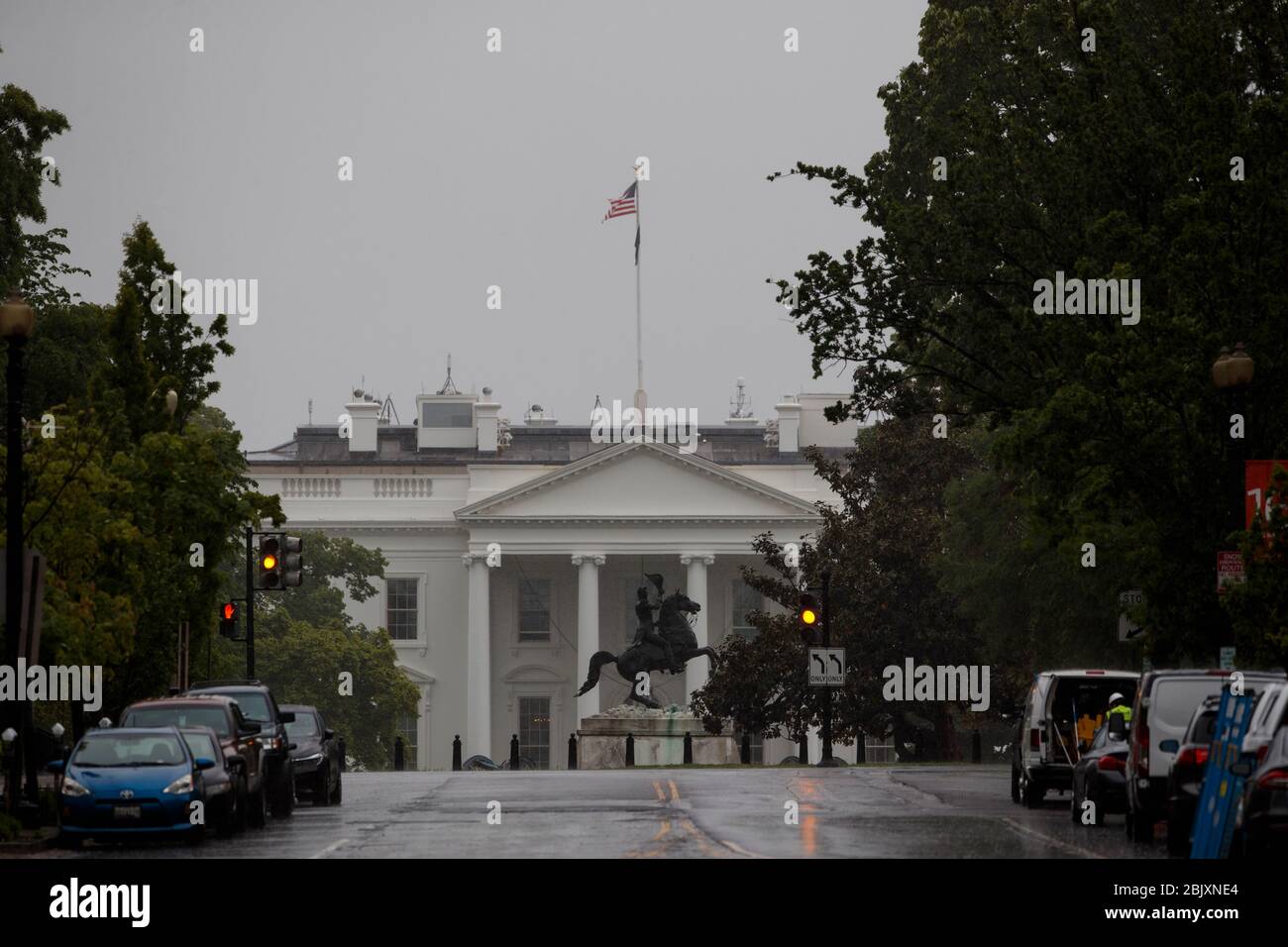 Washington, DC, USA. 30 Aprile 2020. La Casa Bianca è vista in una giornata di pioggia a Washington, DC, Stati Uniti il 30 aprile 2020. La Federal Reserve degli Stati Uniti ha annunciato il giovedì che sta espandendo la portata e l'idoneità per il suo programma di Lending della strada principale di 600-miliardo-dollaro progettato per aiutare le piccole e medie imprese colpite dalla pandemia di COVID-19. Credit: Ting Shen/Xinhua/Alamy Live News Foto Stock