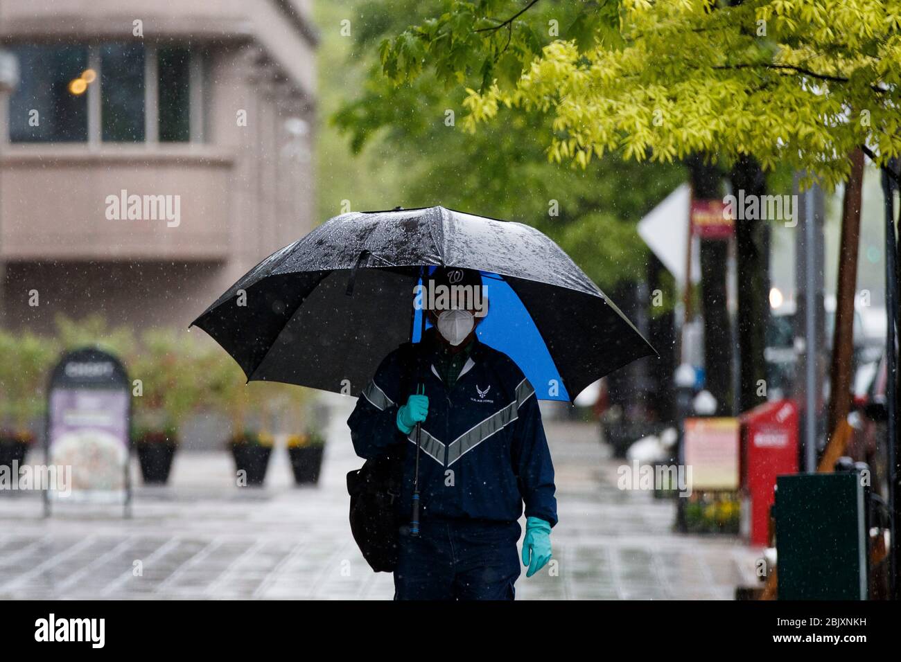 Washington, DC, USA. 30 Aprile 2020. Un uomo che indossa una maschera cammina sul lato a piedi vicino alla Casa Bianca a Washington, DC, Stati Uniti il 30 aprile 2020. La Federal Reserve degli Stati Uniti ha annunciato il giovedì che sta espandendo la portata e l'idoneità per il suo programma di Lending della strada principale di 600-miliardo-dollaro progettato per aiutare le piccole e medie imprese colpite dalla pandemia di COVID-19. Credit: Ting Shen/Xinhua/Alamy Live News Foto Stock