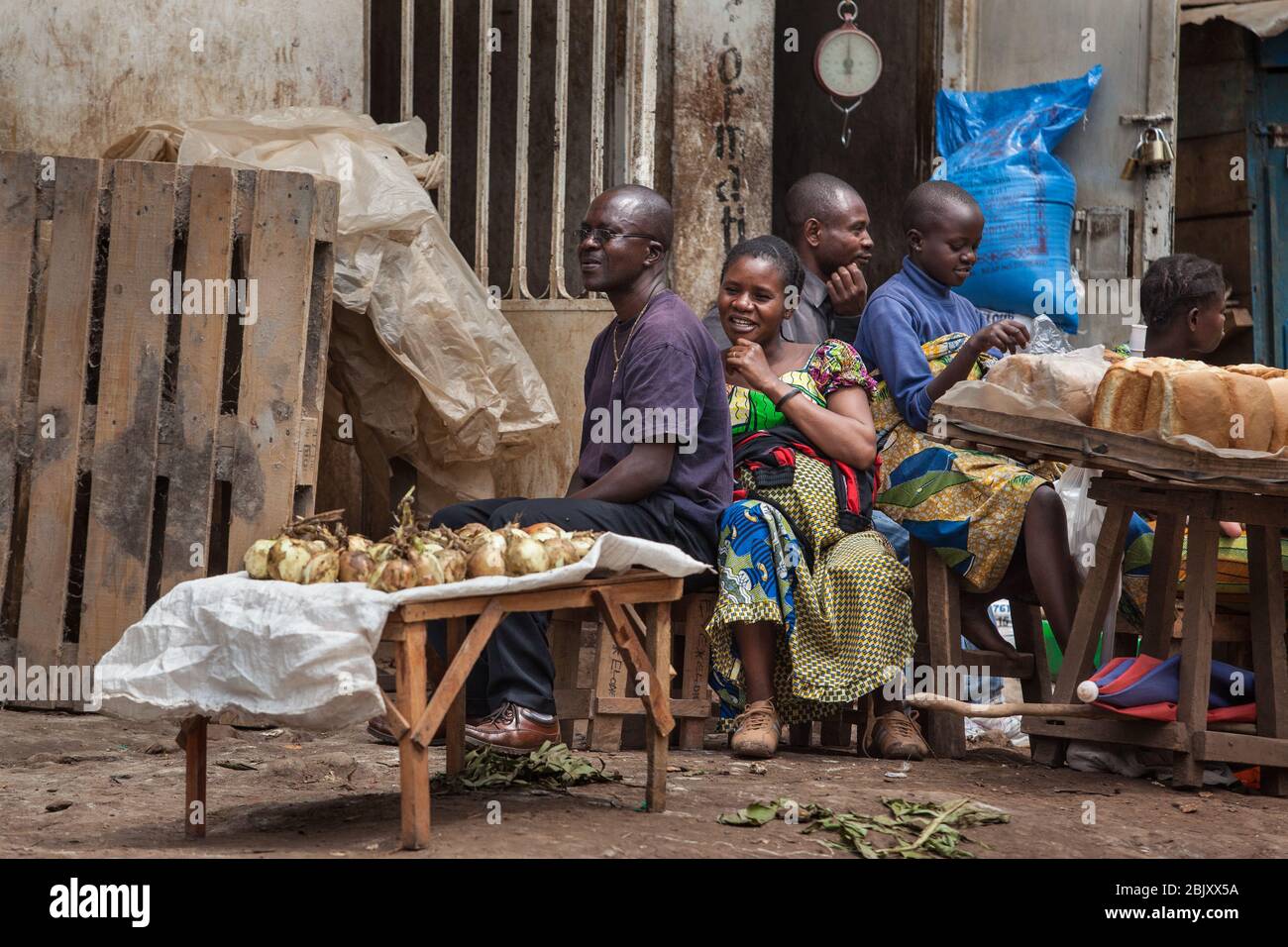 Bukavu, Repubblica Democratica del Congo : commercio per strada, gente congolese africana sorridente che vende verdure Foto Stock