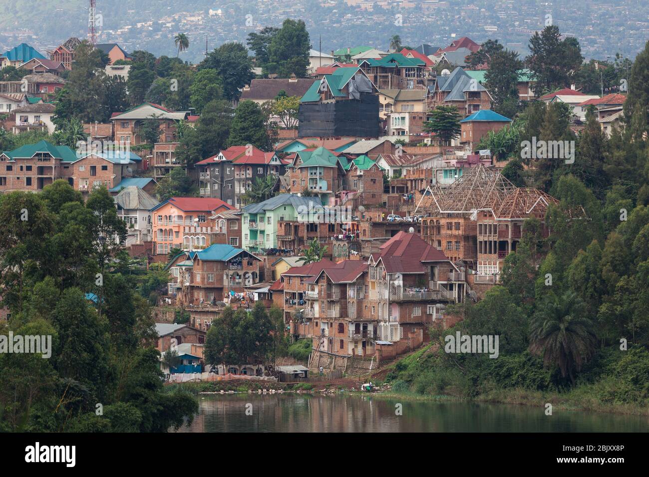 vista sul porto dei tetti colorati della città di bukavu sul lago kivu Foto Stock