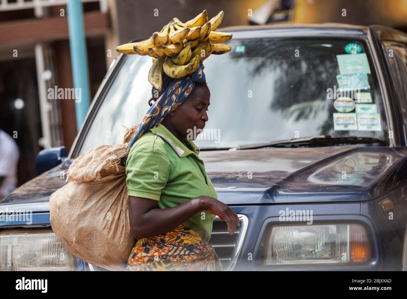 Bukavu, Repubblica Democratica del Congo : la donna africana porta un mazzo di banane sulla testa Foto Stock