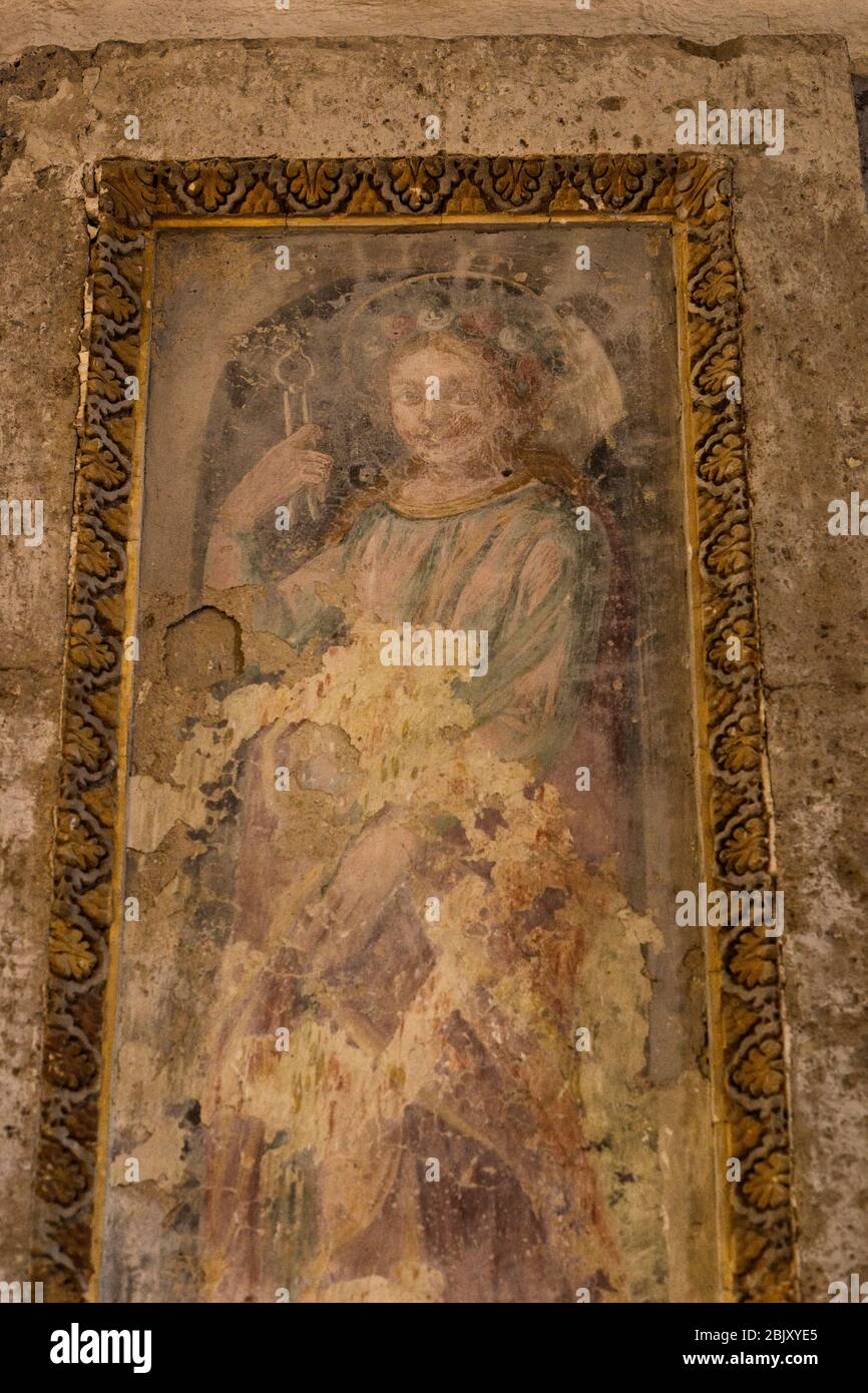 Affresco sbiadito sulla parete interna della chiesa cattolica di San Donata risalente all'8 ° secolo in piccola scogliera Civita di Bagnoregio, Civita bagno, un antico Foto Stock