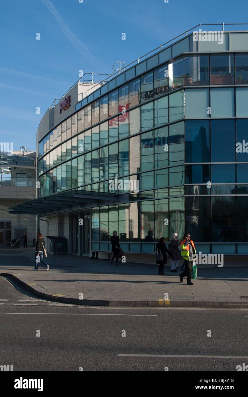 Green Glass Modern Architecture Westfield White City Shepherds Bush Library 6 Wood Ln, Shepherd's Bush, London W12 di Ian Ritchie Architects Foto Stock