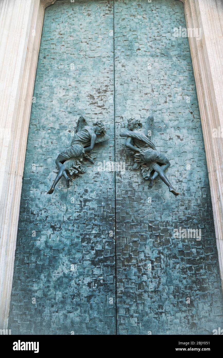 Statue di bronzo su una porta verde bronzata, scolpite dall'artista siciliano Emilio Greco nel 1961, che abbelliscono l'ingresso centrale del Duomo, i boldi italiani Foto Stock
