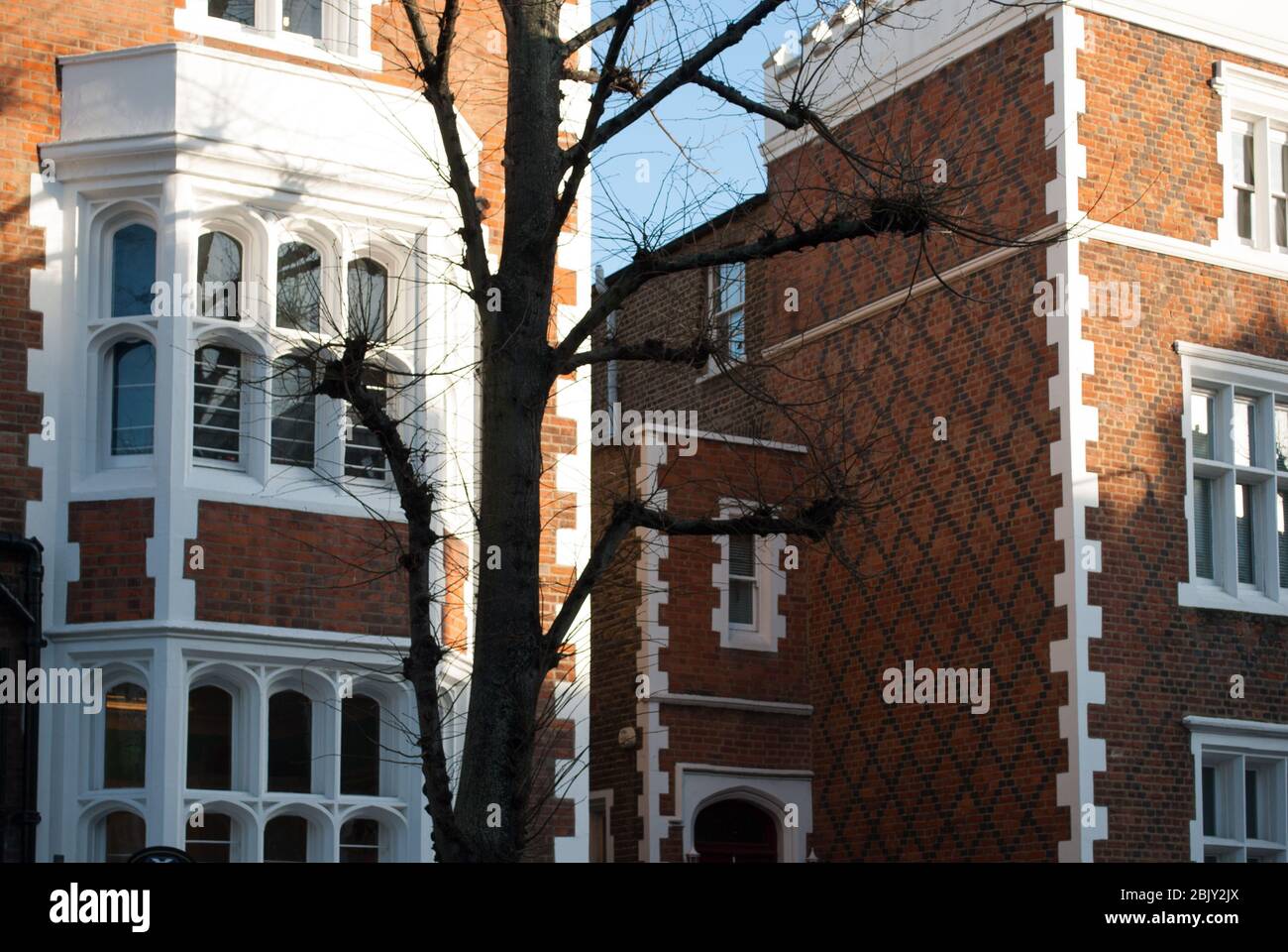 Mock Tudor Red Brick Blue Diapering White Quoins St. Anns Villas, Londra W11 Holland Park Kensington Foto Stock
