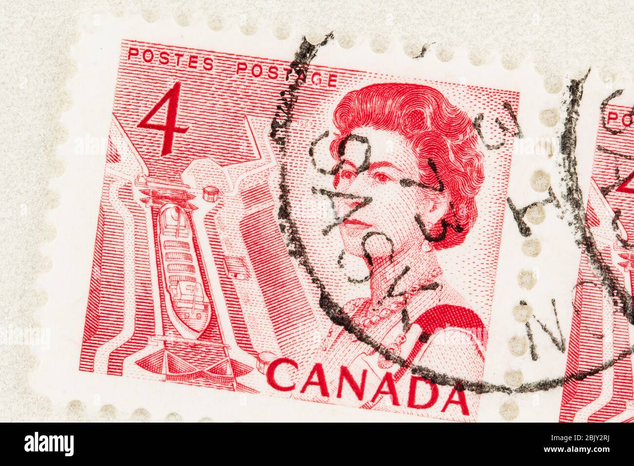SEATTLE WASHINGTON - 29 aprile 2020: Regina Elisabetta II e nave a St Lawrence Seaway lock, su francobollo canadese Centennial. Scott n. 457. Foto Stock