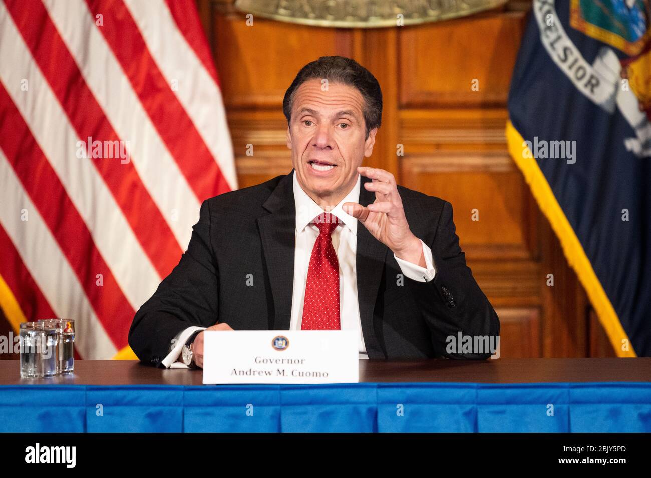 Il governatore di New York, Andrew Cuomo (D), ha parlato in una conferenza stampa sul virus della corona al Campidoglio dello Stato. Foto Stock