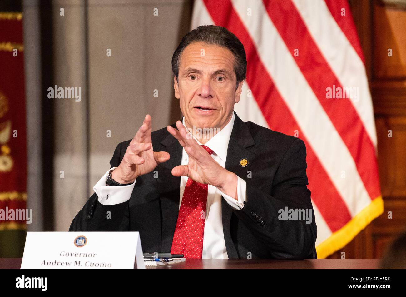 Il governatore di New York, Andrew Cuomo (D), ha parlato in una conferenza stampa sul virus della corona al Campidoglio dello Stato. Foto Stock