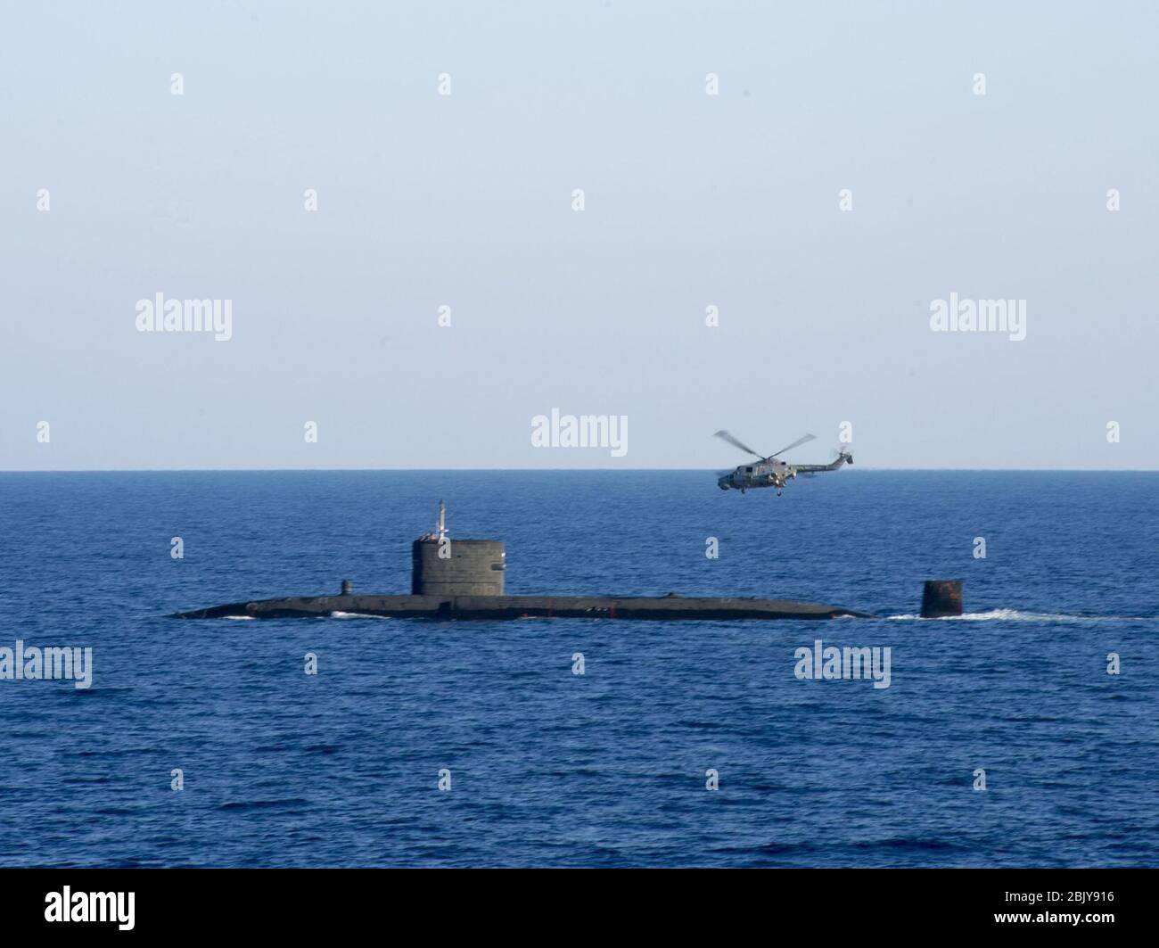 HMS Talent (S92) con Lynx nel Mar Mediterraneo 2013. Foto Stock