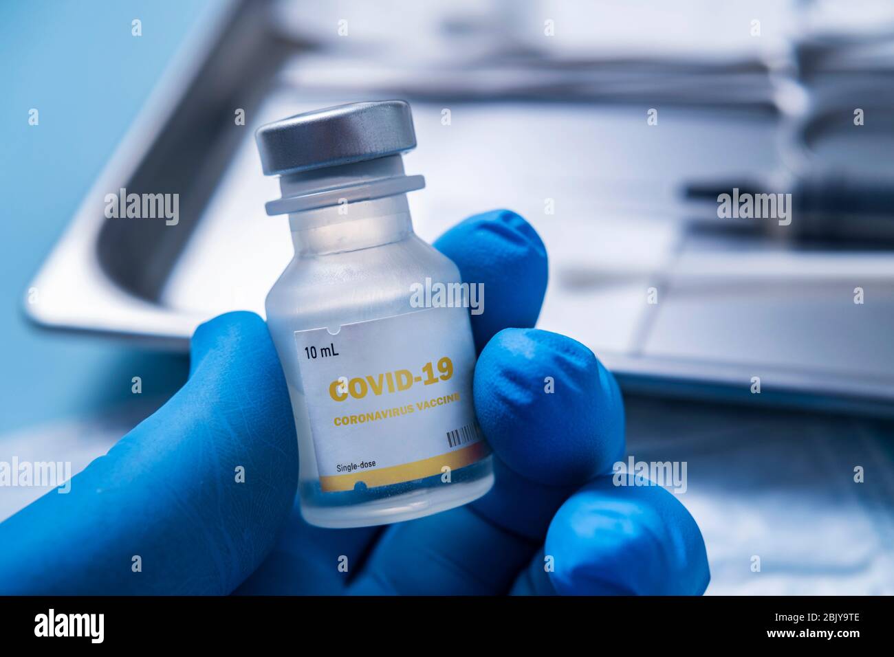 Primo piano del flaconcino contenente la mano del vaccino del coronavirus Covid-19 Foto Stock