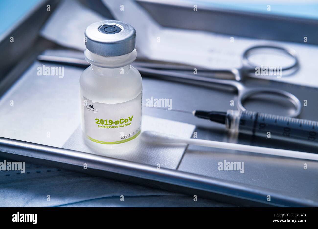 Flaconcino di vaccino del coronavirus su vassoio medico Foto Stock