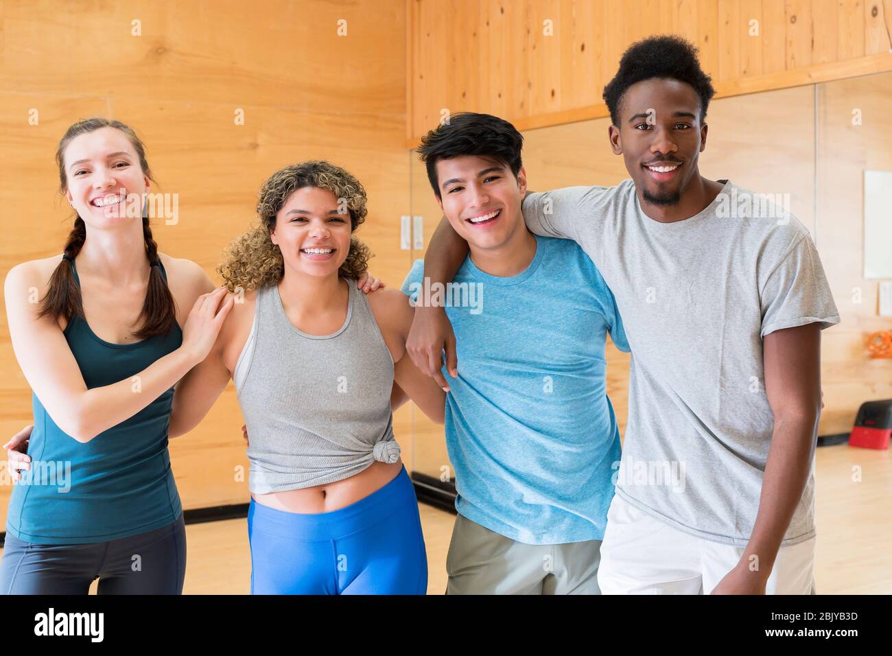 Amici insieme a gymÂ Foto Stock