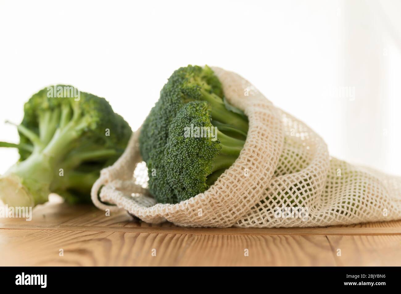 Broccoli in prodotti riutilizzabili bagÂ Foto Stock