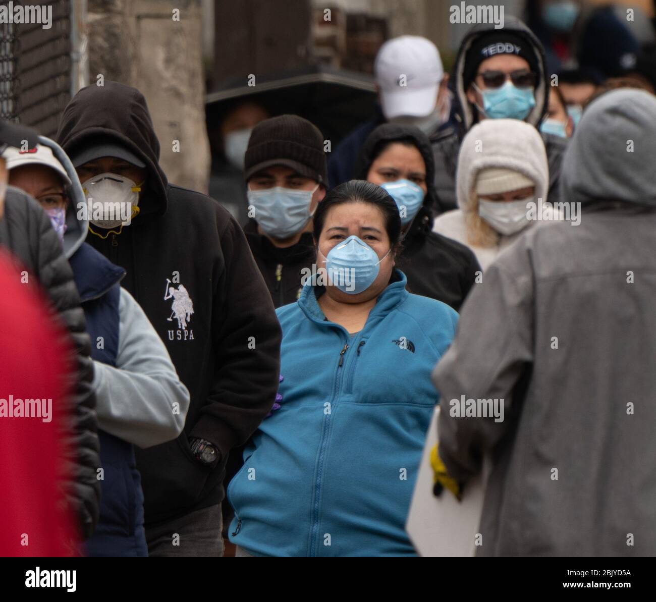 30 aprile 2020, Chelsea, Massachusetts, USA: La gente si è allineata ad una schioccante dispensa di cibo in mezzo allo scoppio di COVID-19 a Chelsea. Chelsea è una delle comunità più colpite del Massachusetts. Credit: AFLO Co. Ltd./Alamy Live News Foto Stock