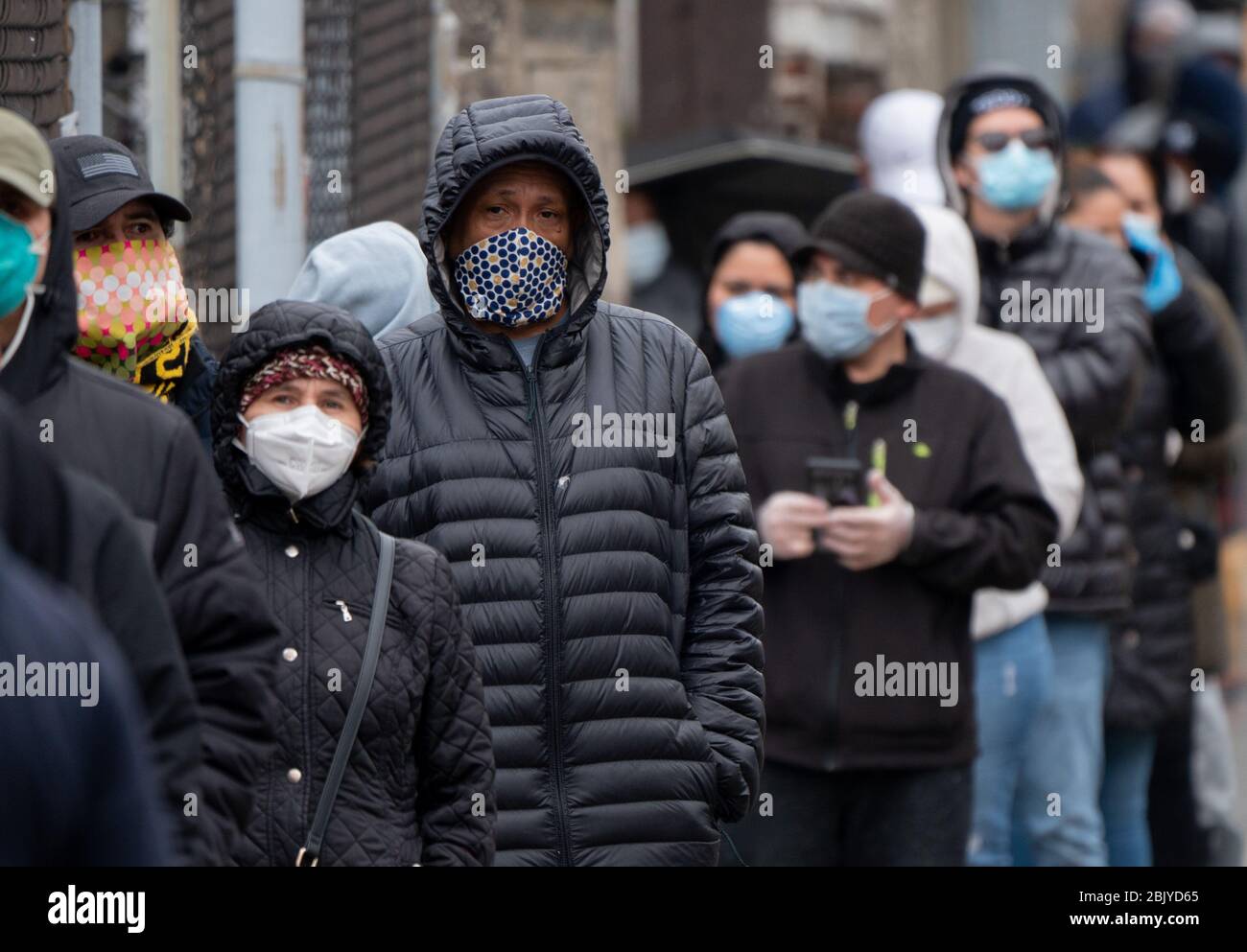 30 aprile 2020, Chelsea, Massachusetts, USA: La gente si è allineata ad una schioccante dispensa di cibo in mezzo allo scoppio di COVID-19 a Chelsea. Chelsea è una delle comunità più colpite del Massachusetts. Credit: AFLO Co. Ltd./Alamy Live News Foto Stock