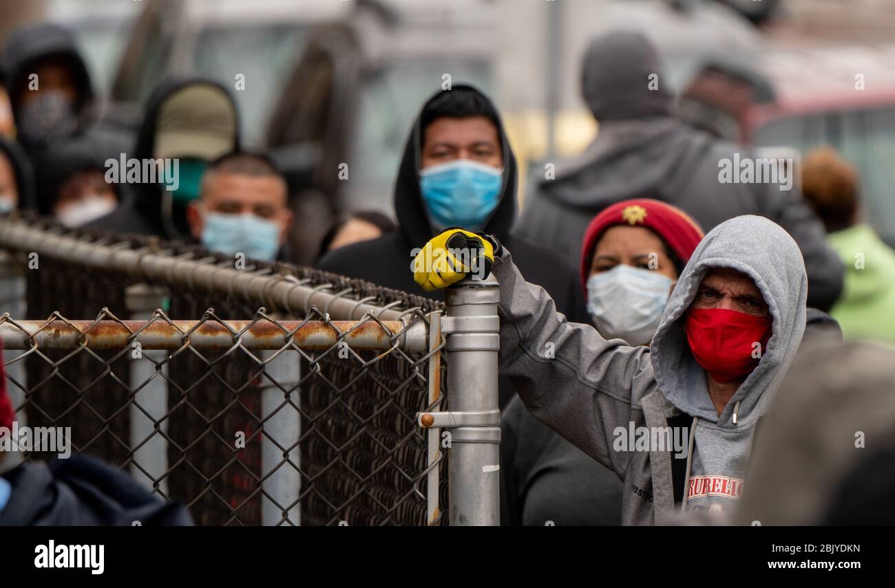 30 aprile 2020, Chelsea, Massachusetts, USA: La gente si è allineata ad una schioccante dispensa di cibo in mezzo allo scoppio di COVID-19 a Chelsea. Chelsea è una delle comunità più colpite del Massachusetts. Credit: AFLO Co. Ltd./Alamy Live News Foto Stock
