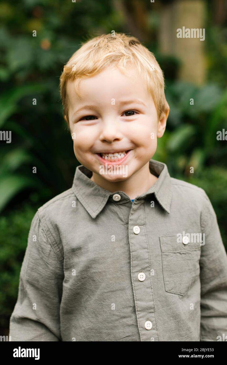 Ritratto di ragazzo sorridente (4-5) Foto Stock