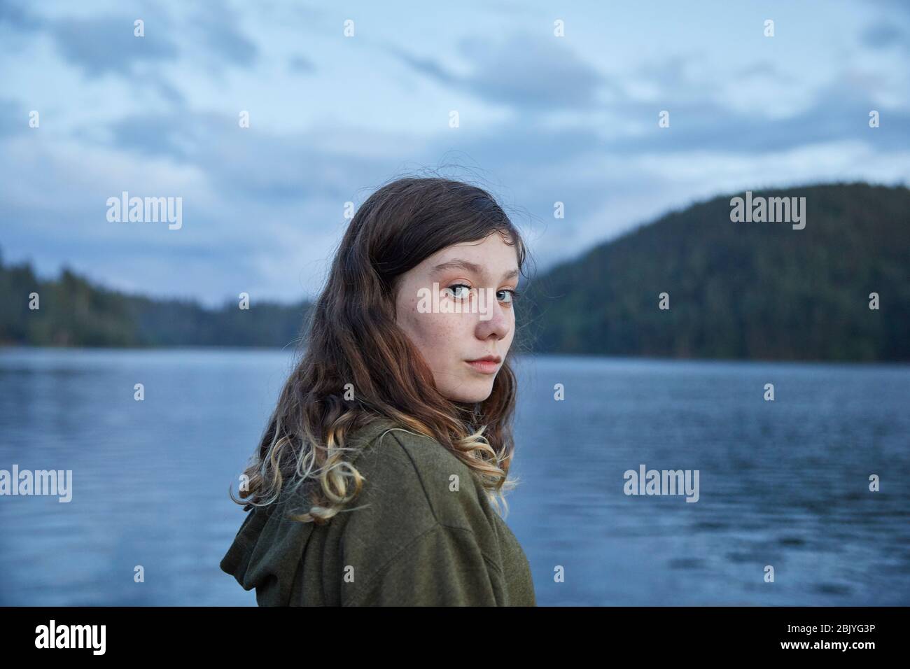 Ritratto di ragazza sul lago Foto Stock