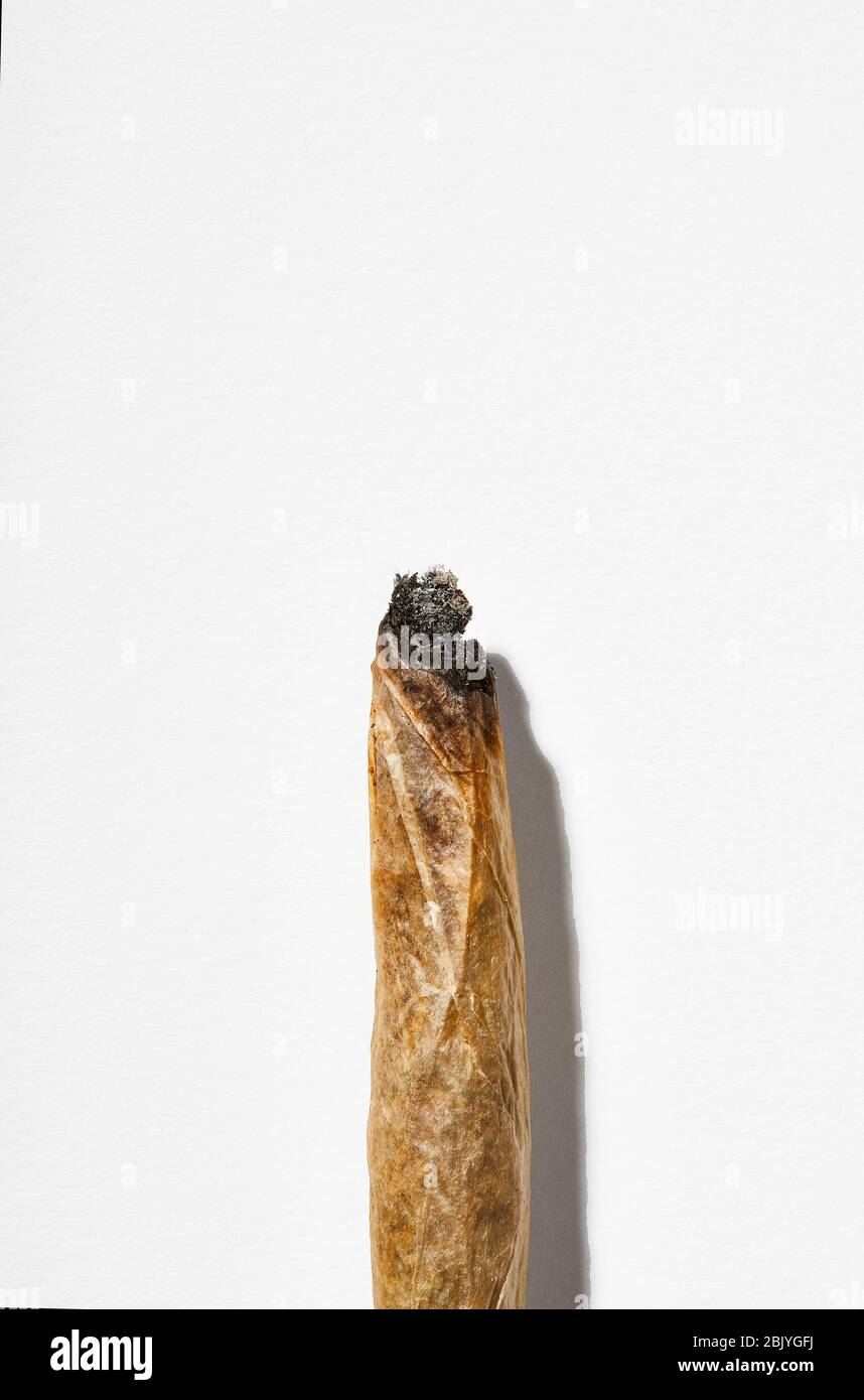 Sigaretta di cannabis su sfondo bianco Foto Stock