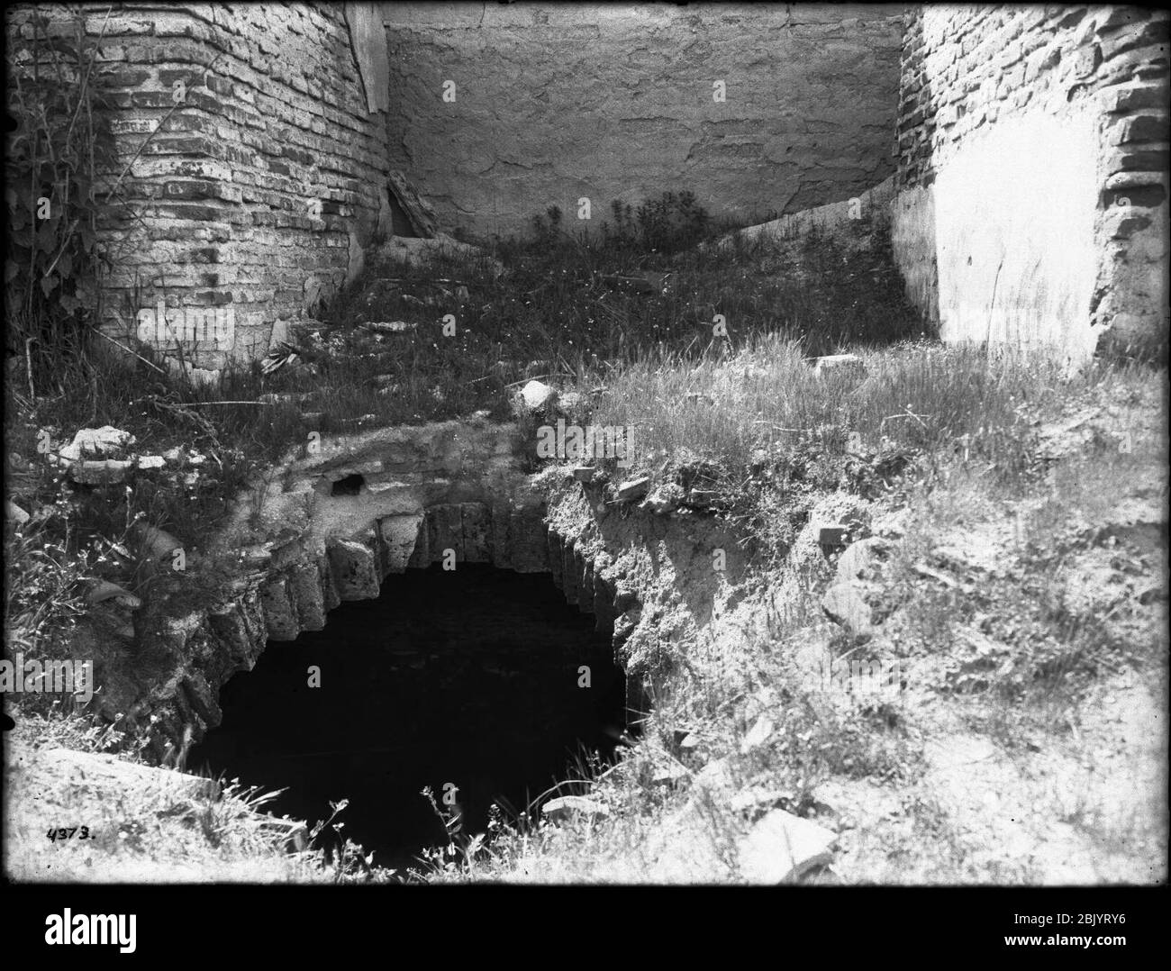 Foro rotto nel vault o cantina della Missione di San Antonio de padova, California, ca.1906 Foto Stock