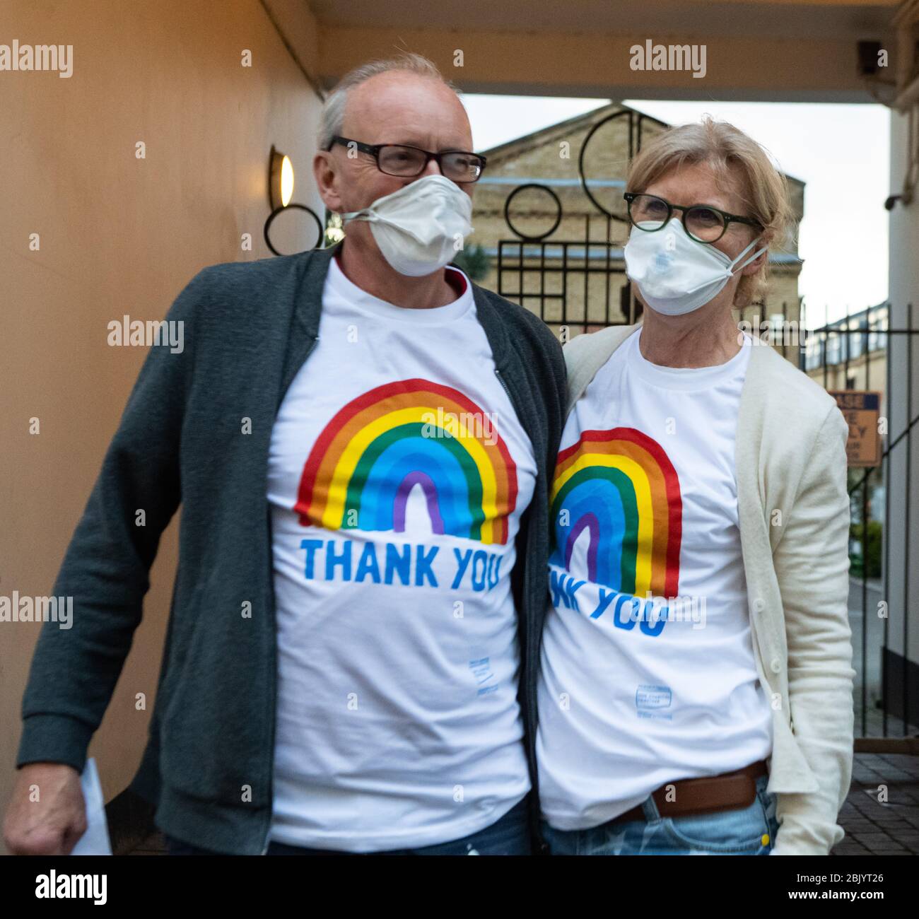 Londra, Regno Unito. 30 Aprile 2020. Il personale NHS del Chelsea e Westminster Hospital partecipa al Clap for Carers e ai Key Workers durante la sesta settimana di chiusura. Credit: Michael Tubi/Alamy Live News Foto Stock