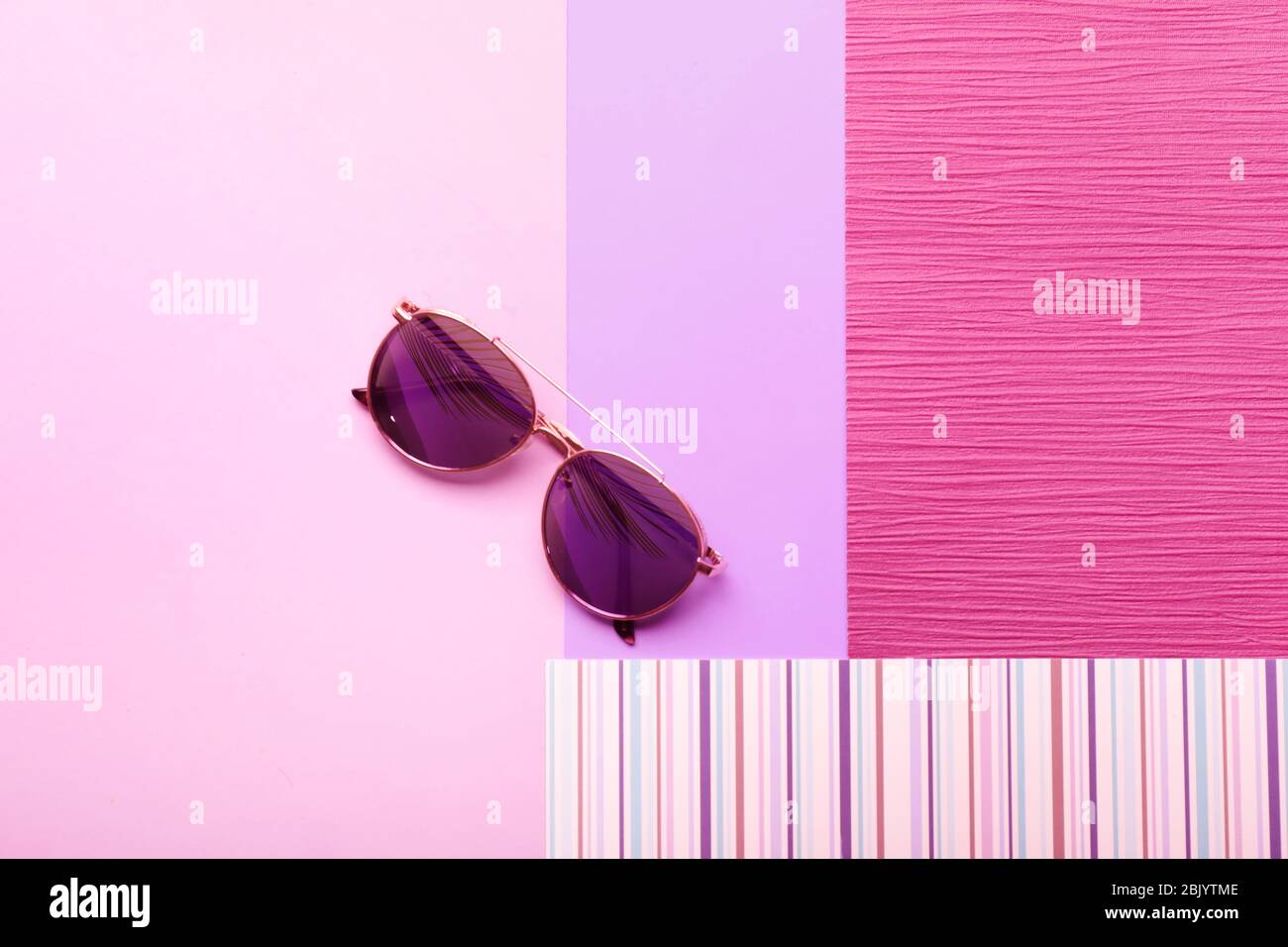Elegante gli occhiali da sole sul colore di sfondo Foto Stock