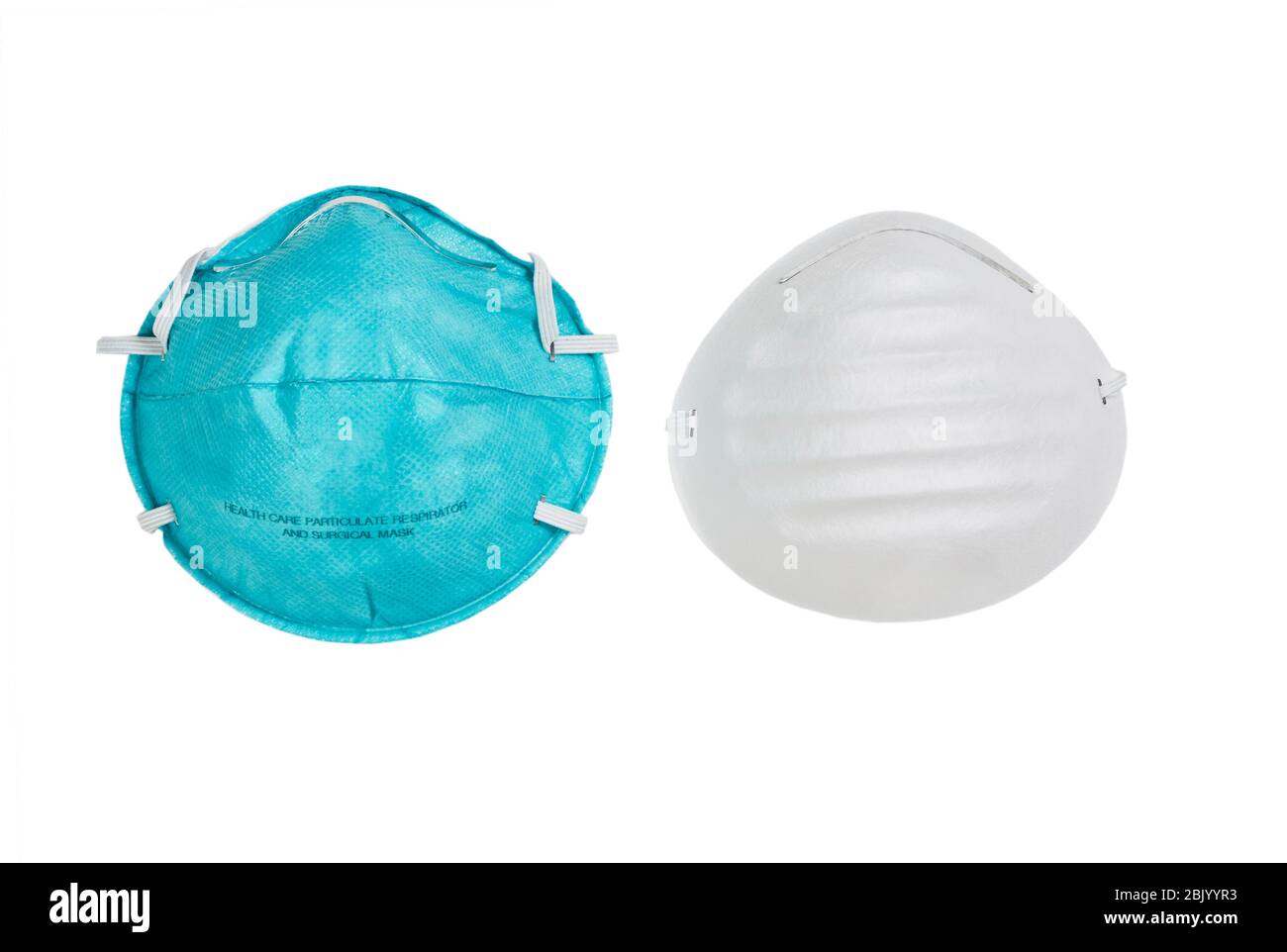 Respiratore a particelle e maschera chirurgica Blue N95 per la cura della salute e maschera facciale non medica isolata su bianco Foto Stock