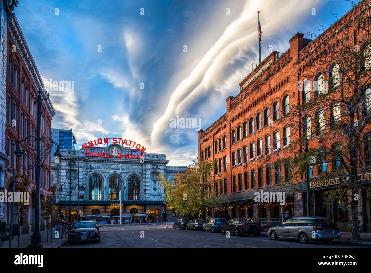 Spettacolare cielo crepuscolare sulla Union Station a Denver, Colorado, USA. Foto Stock