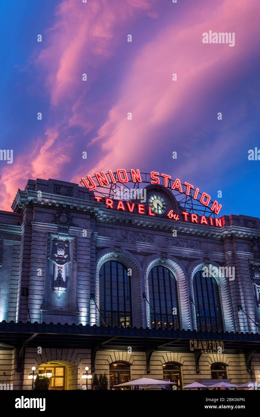 Tramonto bagliore su Union Station a Denver, Colorado, Stati Uniti. Foto Stock