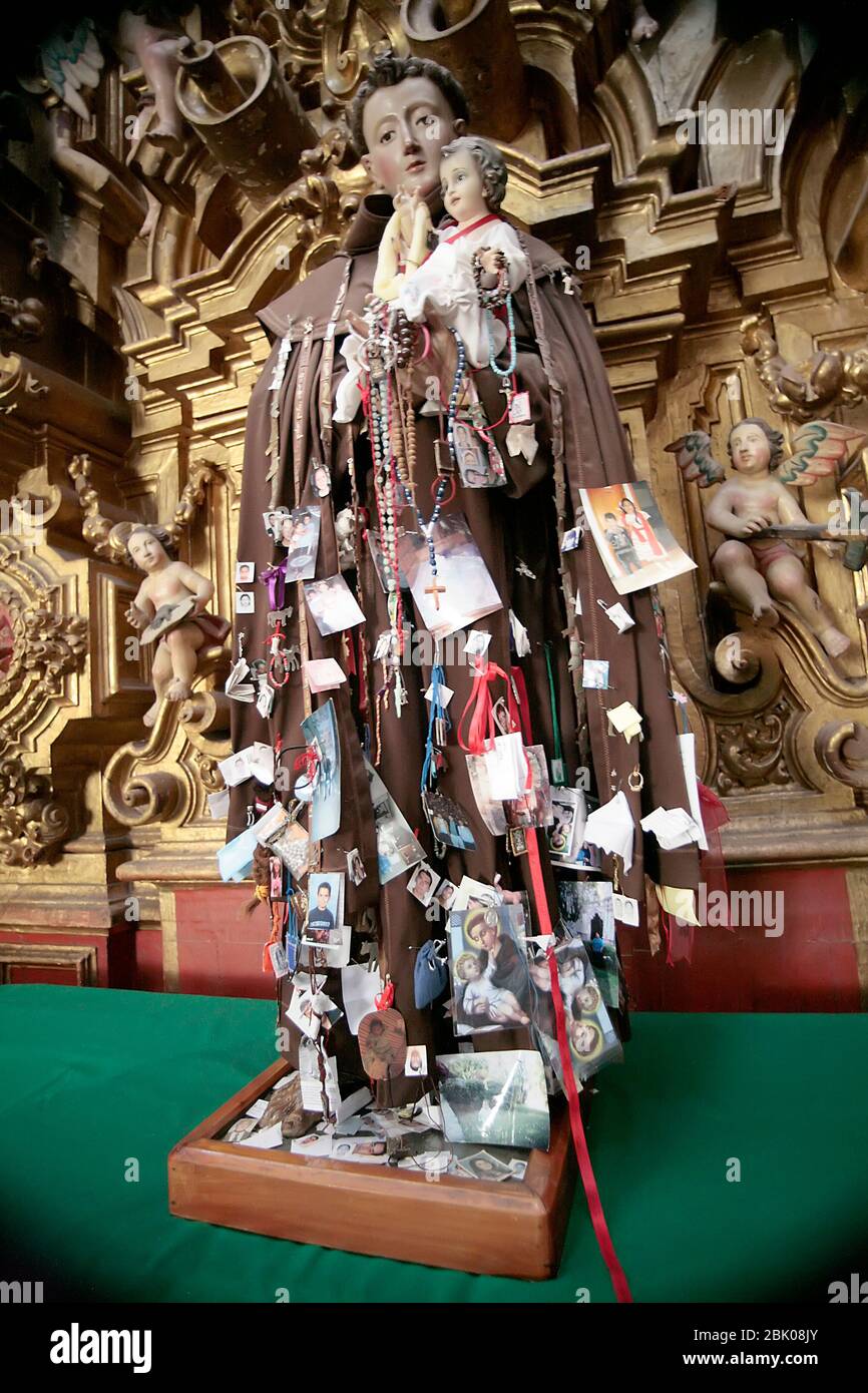 Petizioni sulla statua della chiesa, Messico Foto Stock