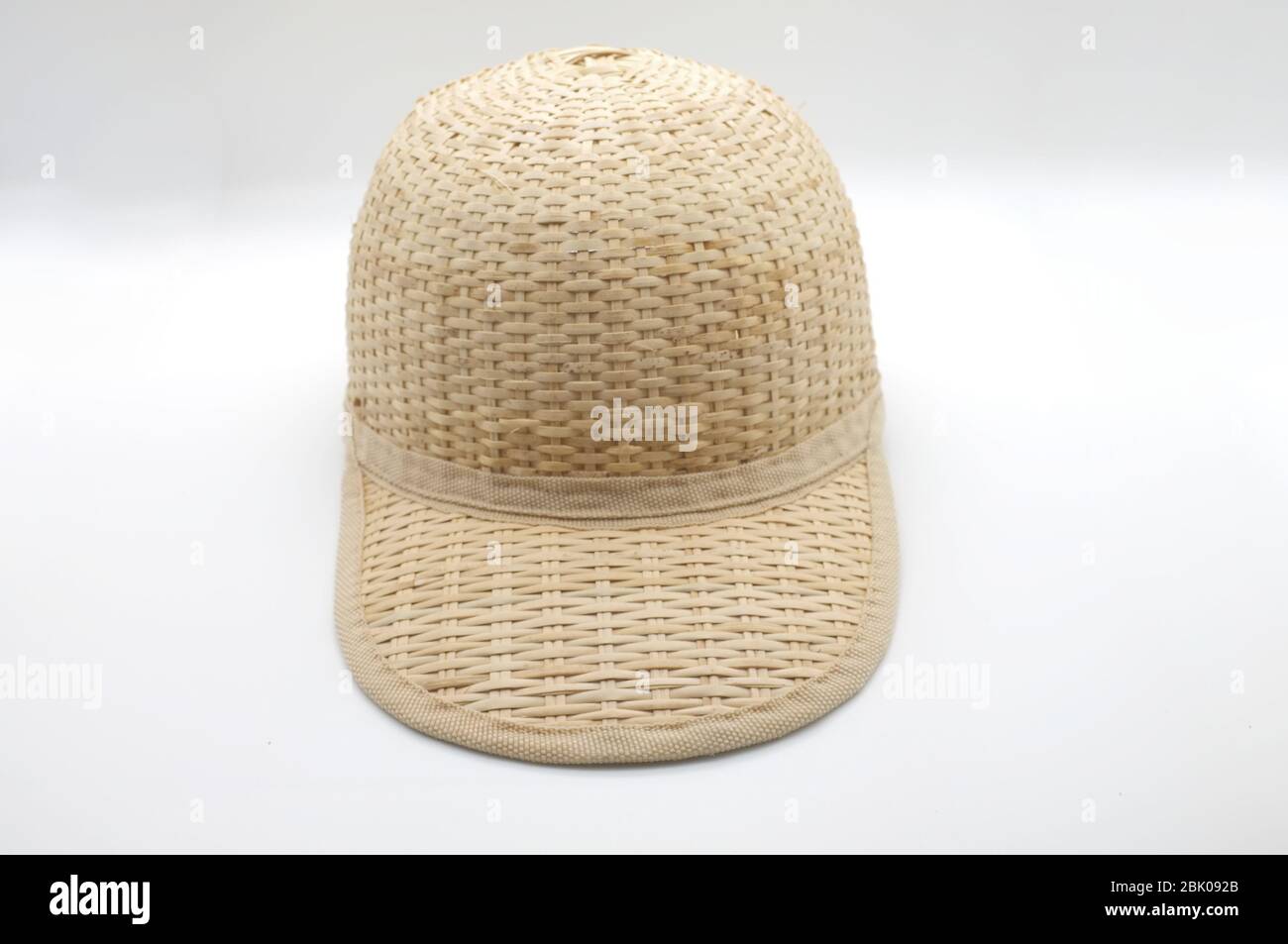 Cappello di paglia, cappello di bambù o cappello di bambù su sfondo bianco Foto Stock