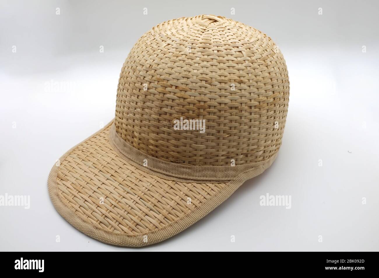 Cappello di paglia, cappello di bambù o cappello di bambù su sfondo bianco Foto Stock