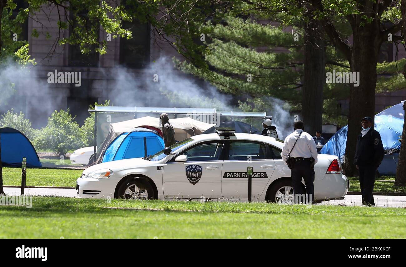 St. Louis, Stati Uniti. 30 Aprile 2020. St. Louis Park Rangers tieni d'occhio un campo di tende senza tetto che è stato istituito nel centro di St. Louis il giovedì 30 aprile 2020. La città tenda è stata in atto per diverse settimane, spingendo St. Louis Mayor Lyda Krewson a ordinare i senzatetto essere spostato il 1 maggio 2020, a causa di condizioni malsane e il pericolo di coronavirus si diffonde tra i 50 più siti tenda. Foto di Bill Greenblatt/UPI Credit: UPI/Alamy Live News Foto Stock